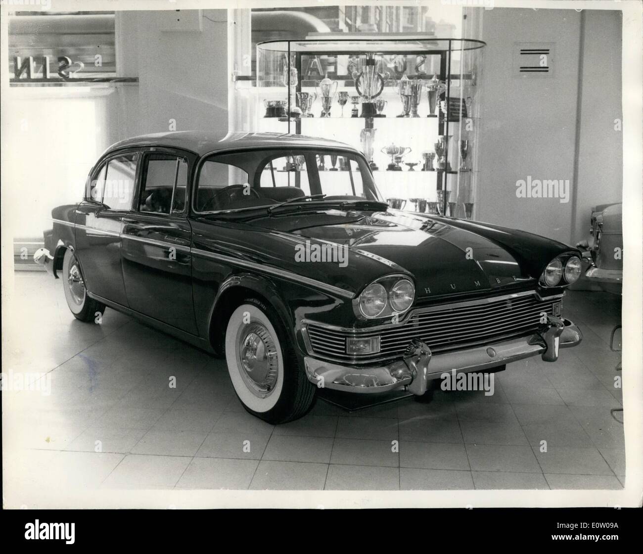 10. Oktober 1960 - Dual Scheinwerfer für neueste Humber Super Snipe: Rootes-Gruppe gab heute bekannt, eine neu gestaltete Humber Super Snipe, mit mehr Komfort, mehr Platz, bessere Straßenlage und eine noch weicher, leiser Performance. Die Vorderseite des dieser neuesten Humber hat eine neue moderne Linie, Einbeziehung der neuesten erstmals in einem britischen Auto - Blick auf die neuesten Humber. Foto zeigt Blick auf die neuesten Humber Super Snipe Show heute. Stockfoto