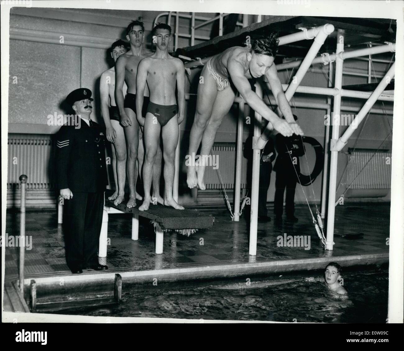 10. Oktober 1960 - Londons neue Kadetten-Police-Corps: der erste Kurs für die neue Metropolitan Polizei-Sohn-Korps. denen sie hofften viele Londoner zukünftige Polizisten ist schließlich sein wird ist fuhr fort, jetzt im Gange in Hendon Training School. Für die ersten sechs Monate Phase des Kurses wurden 120 Jugendliche zwischen 16 und 17 1/2 aus über 1.000 Bewerbungen ausgewählt. Die neue Regelung betrifft die Ausbildung von Kadetten in drei Stufen über einen Zeitraum von drei Jahren insgesamt. Foto zeigt Sgt. Lehrer, Alfred Corden, Unterweisung zu einer Klasse von Schwimmer beim Tauchen gesehen. Stockfoto