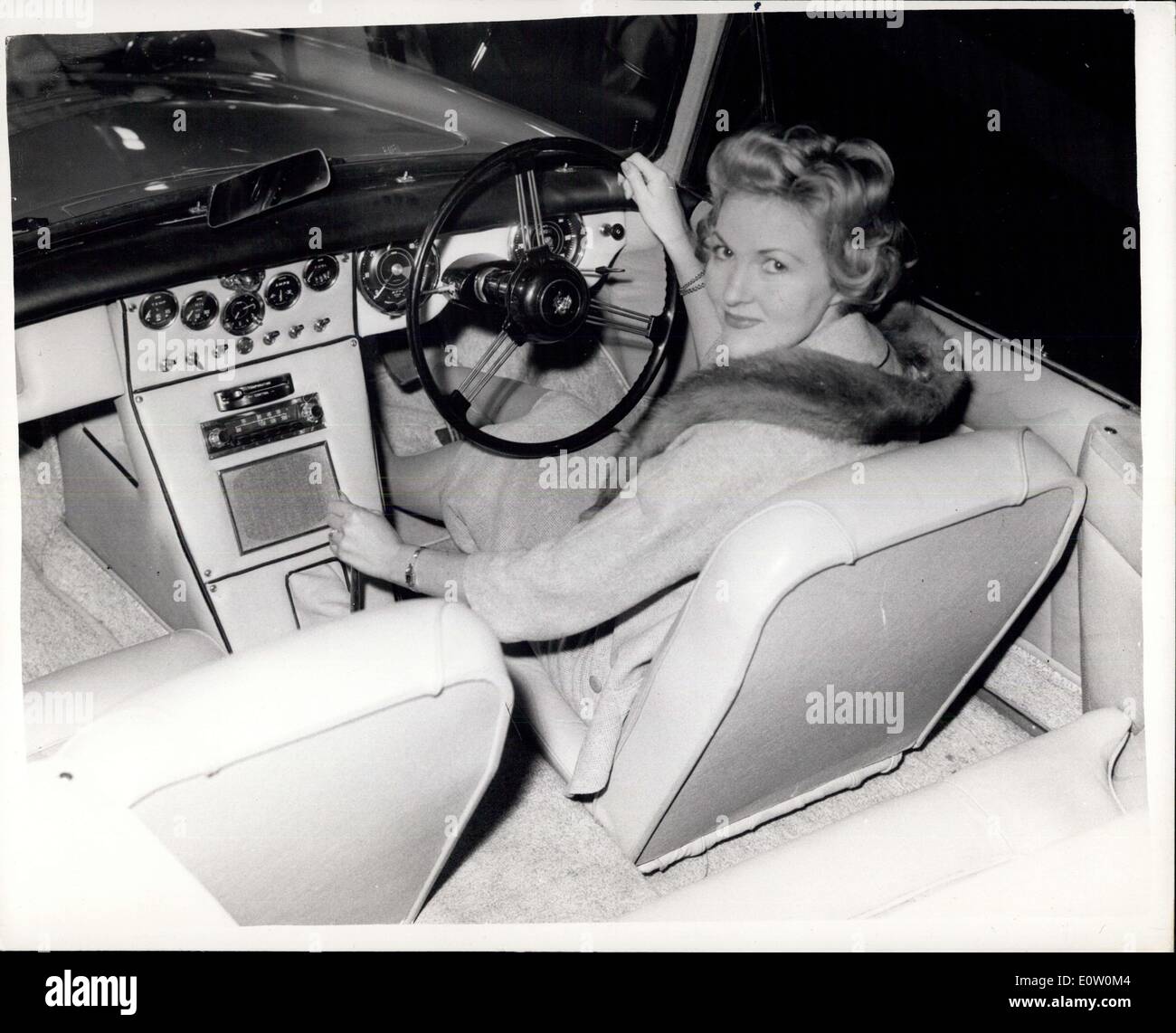 16. Oktober 1960 - Vorschau auf der Motor Show. Neue Blatt-Lynx-Lea-Francis Sportwagen? Eine Vorschau fand heute in Earle Court Motor Show die es morgen eröffnet wird. Keystone Fotoshows: Jane Warwick-Stait am Steuer von den neuen Leaf-Lynx Lea Francis Sportwagen, ein Merkmal ist die zusätzliche Radio-Panel. JSS/Keystone Stockfoto
