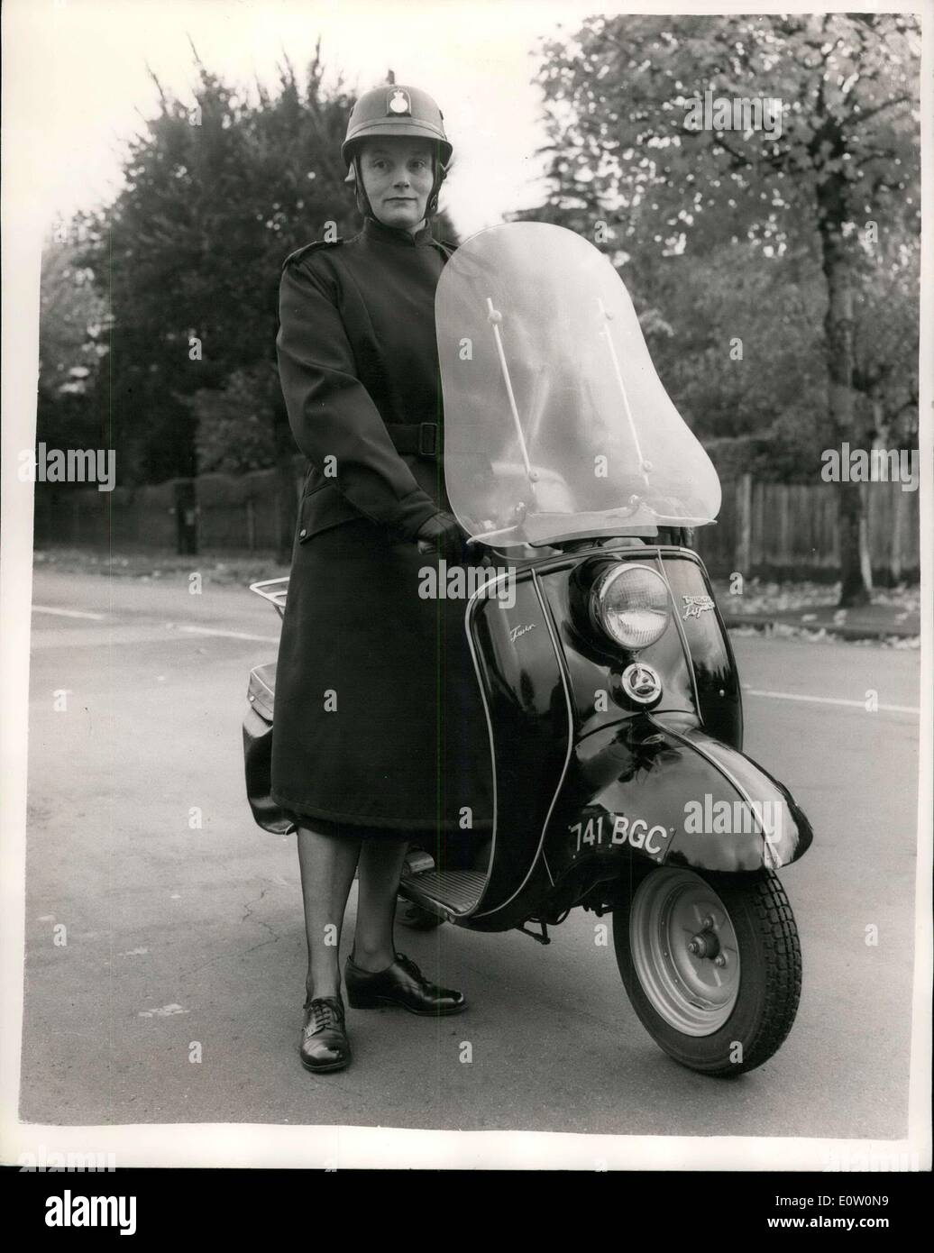 24. Oktober 1960 - Polizei Roller Girls im Dienst zum ersten Mal. Neue '' Highway Patrcl''... Polizistinnen - wer bilden, das erste von der Metropolitan Police Frauen Highway Patrol - Roller wurden auf während heute Morgen zum ersten Mal in Kingston-on-Thames gesehen werden... Sie wurden handverlesen her ihre neue Rolle - und einen Intensivkurs bei der Hendon Polizei Fahrschule abgeschlossen haben. Ihre Aufgaben umfassen alles von Patrouillen zu kriminellen. Foto zeigt: W/PC. Gladys Parsons von Kingston Polizeirevier,-wenn sie im Dienst zum ersten Mal - auf ihrem Roller an diesem Morgen ging Stockfoto