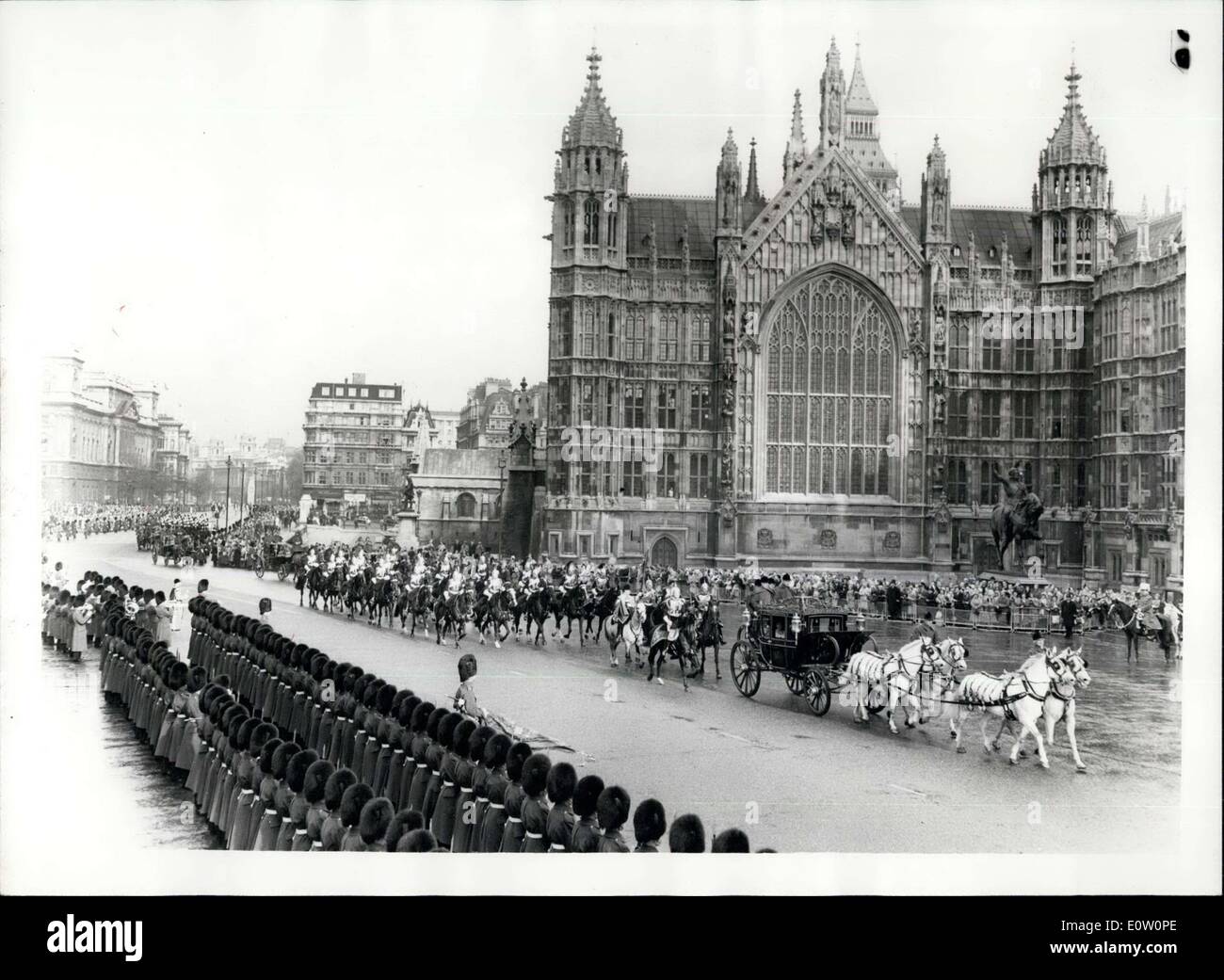 1. November 1960 - staatliche Eröffnung des Parlaments. Queen kommt am Palace Of Westminster. Foto zeigt die Szene als Wachen Officer taucht die Farben im Salute - als der irische Staat Trainer tragen die Königin und Prinz Philip nähert sich der Palace of Westminster für die Parlamentseröffnung heute Morgen. Hinteren Teil der Westminster Abbey entnehmen. Stockfoto