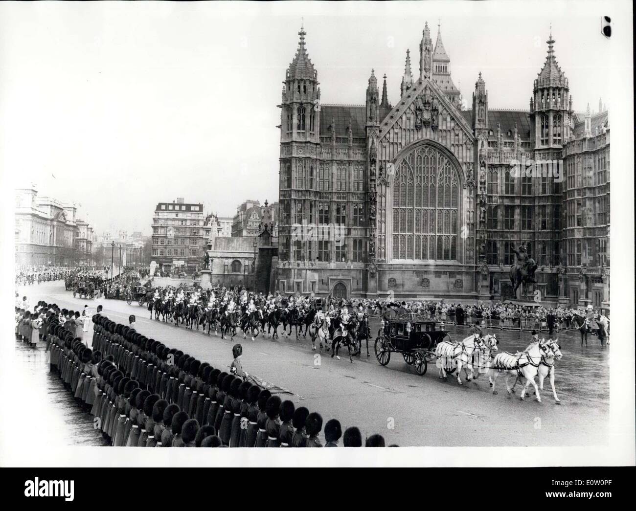 1. November 1960 - staatliche Eröffnung des Parlaments. Queen kommt am Palace Of Westminster. Foto zeigt die Szene als Wachen Officer taucht die Farben im Salute - als der irische Staat Trainer tragen die Königin und Prinz Philip nähert sich der Palace of Westminster für die Parlamentseröffnung heute Morgen. Hinteren Teil der Westminster Abbey entnehmen. Stockfoto