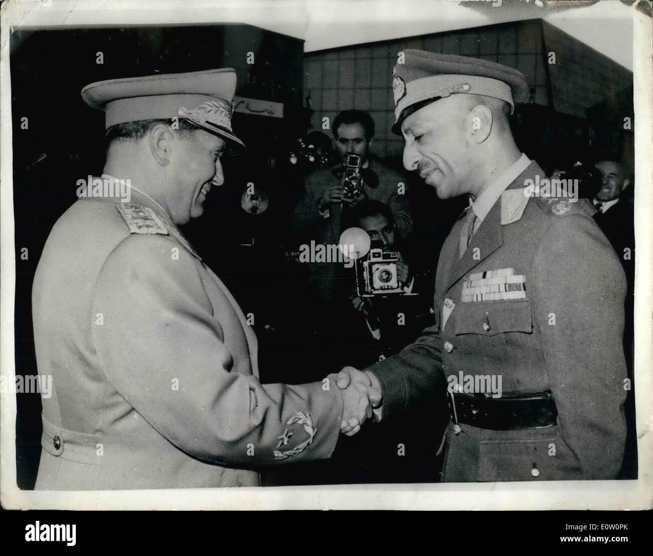 2. November 1960 - 11.02.60 König von Afghanistan auf Besuch in Jugoslawien. König Mohammed Zahir Schah von Afghanistan ist jetzt zu einem offiziellen Besuch nach Jugoslawien. Keystone-Fotoshows: Präsident Tito Händeschütteln mit König Mohammed Zahir Shah wenn Letztere kamen an Batajnica Flughafen, nr. Belgrad. Stockfoto