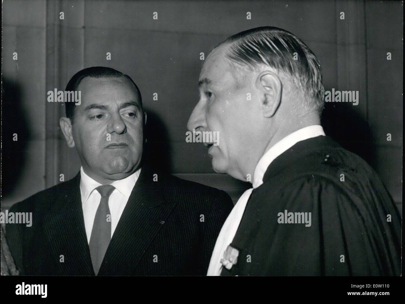 11. November 1960 - '' Barrikaden Studie '': Das Verhör des Angeklagten auf den Barrikaden-Prozeß begann heute in Paris-Gerichte. Foto zeigt Pilot Arnould (Beschuldigten) und Rechtsanwalt Palmeiri Stockfoto