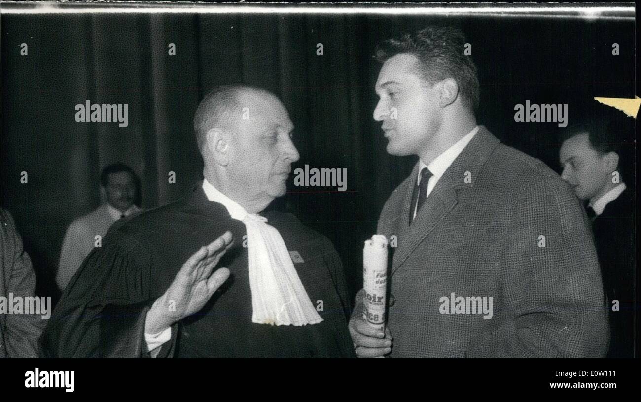 11. Nov. 1960 - Eröffnung  Des ''Barricades-Prozesses'': Der Barricades-Prozess Wurde Heute Nachmittag An Den Pariser Gerichten Eröffnet. Das Foto zeigt Herrn Jean-Marie Sanne, einen der Angeklagten und algerischen Anwälten Jacques Laquiere, in der Halle der Gerichte Stockfoto