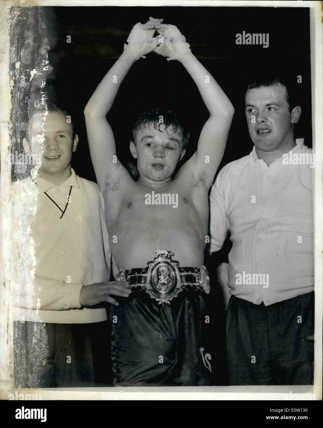 11. November 1960 - Terry Spinks behält seinen Titel: Terry Spinks letzte Nacht behielt seine britische Federgewicht Meisterschaft als er Bobby Niell im 14 klopfte. Runde ihrer Contest am Wembley-Pool. Das Foto zeigt Terry Spinks komplett mit seinem Lonsdale Gürtel - nach dem Sieg gegen Bobby Neill letzte Nacht. Auf Links ist Sammy Mc Carthy sein Manager. Stockfoto