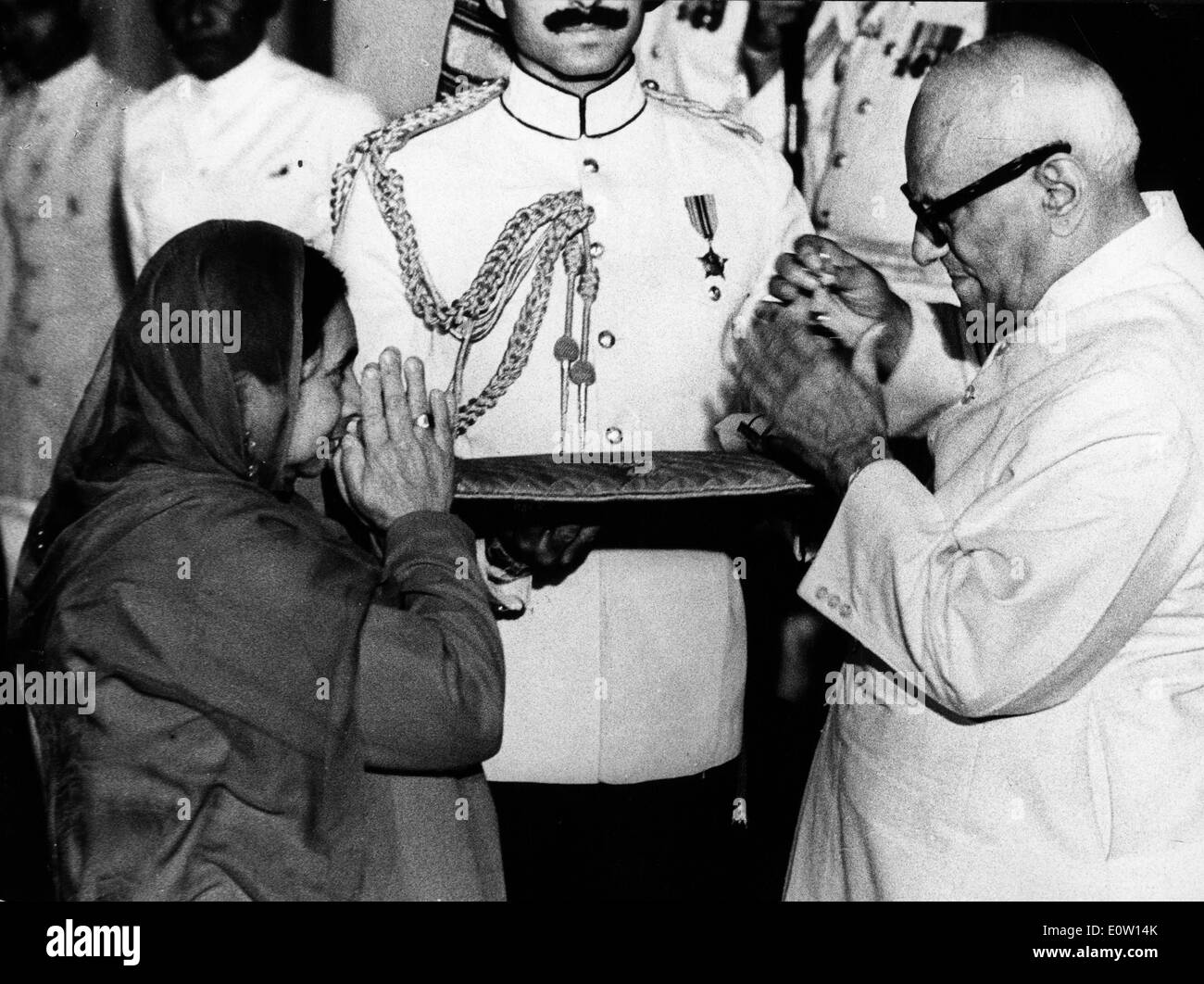 Präsident V.V. Giri Vergabe einer Frau während einer Zeremonie Stockfoto