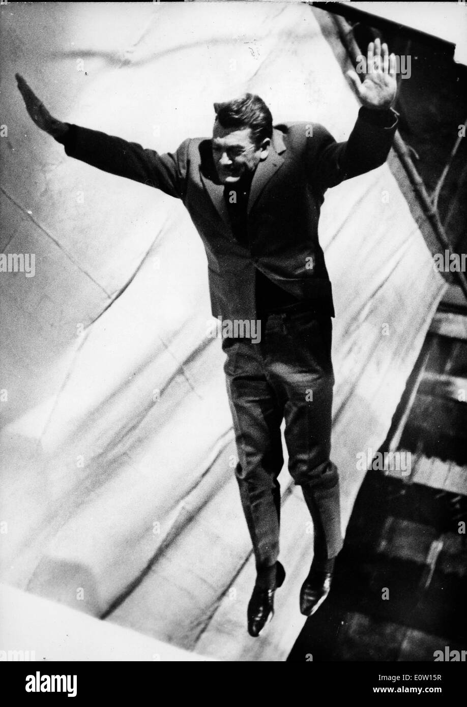 Schauspieler Jean Marais in die Luft springen Stockfoto