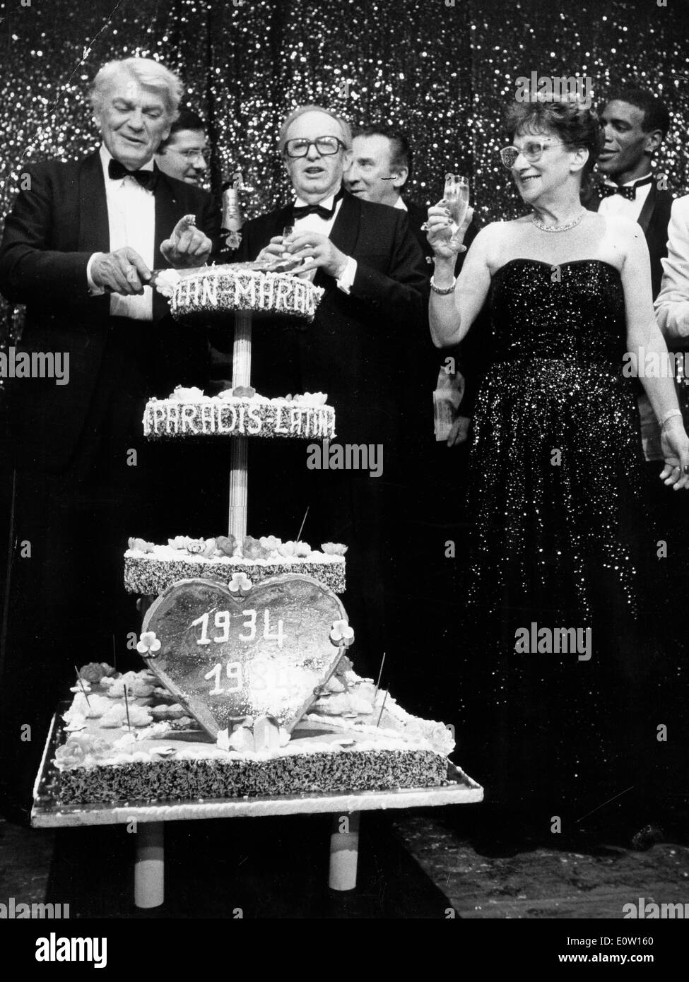 Schauspieler Jean Marais schneiden den Kuchen auf einer party Stockfoto