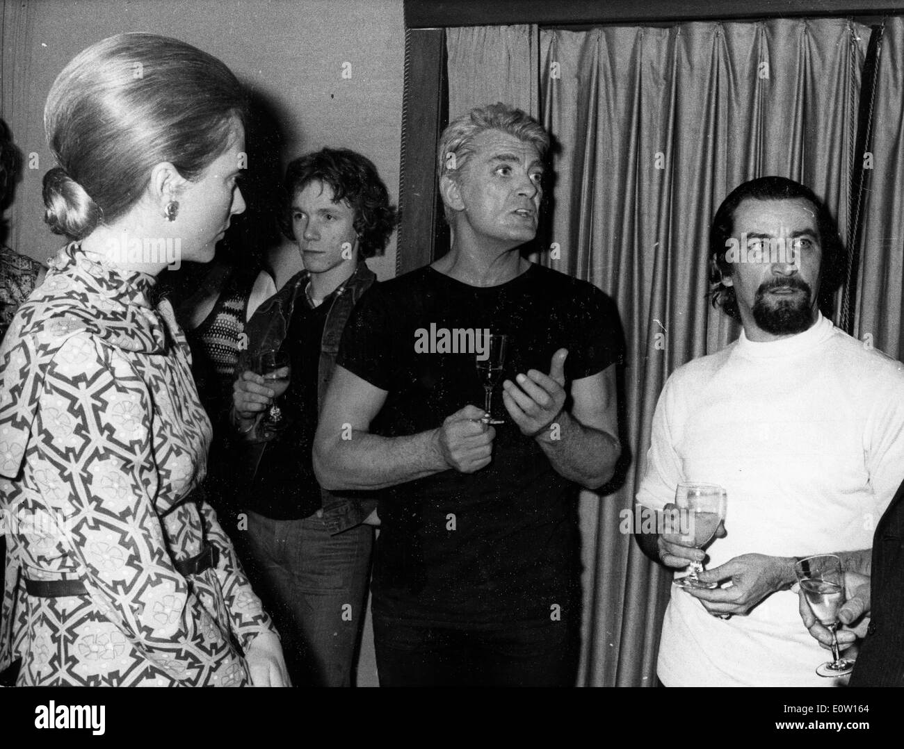 Schauspieler Jean Marais auf einer Party mit Freunden reden Stockfoto