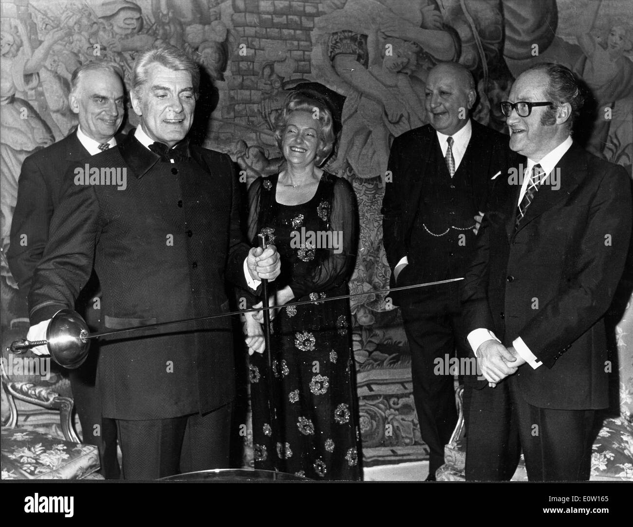 Schauspieler Jean Marais ein Schwert an Freunde zeigen Stockfoto