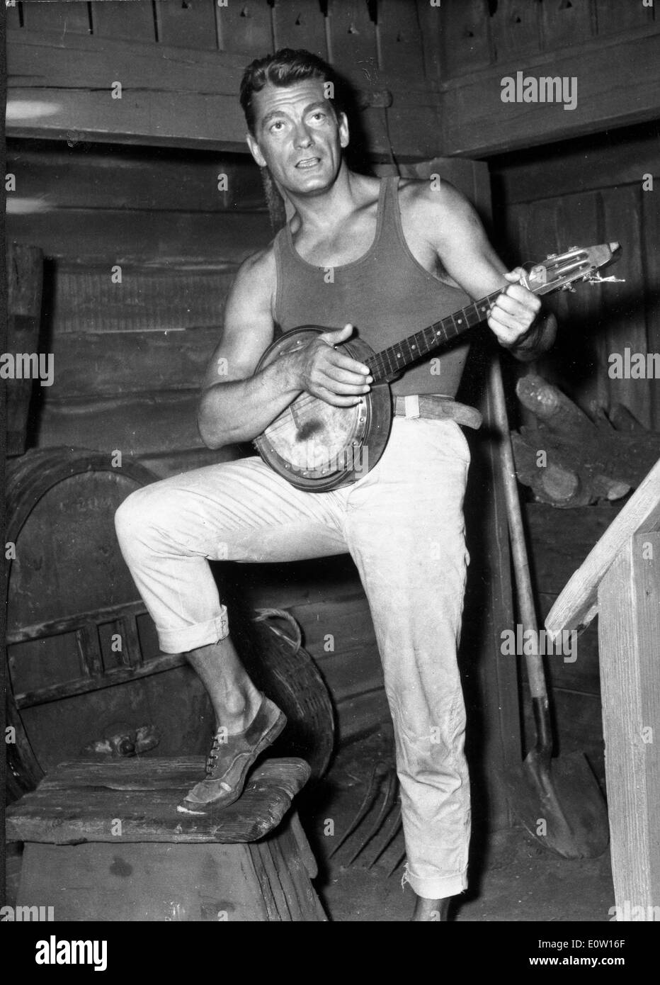 Schauspieler Jean Marais ein Banjo zu spielen Stockfoto