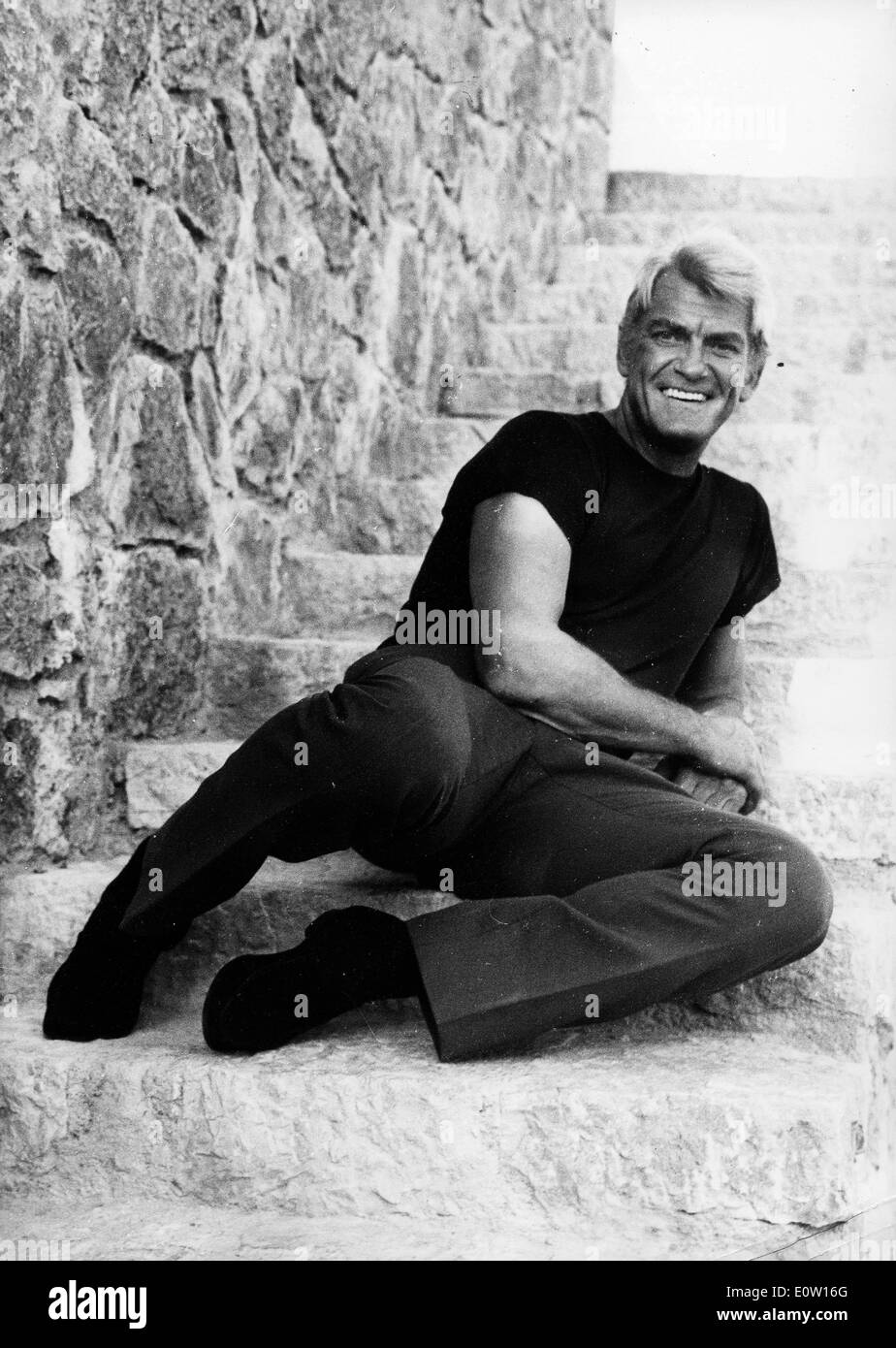 Porträt des Schauspielers Jean Marais auf steinernen Stufen Stockfoto