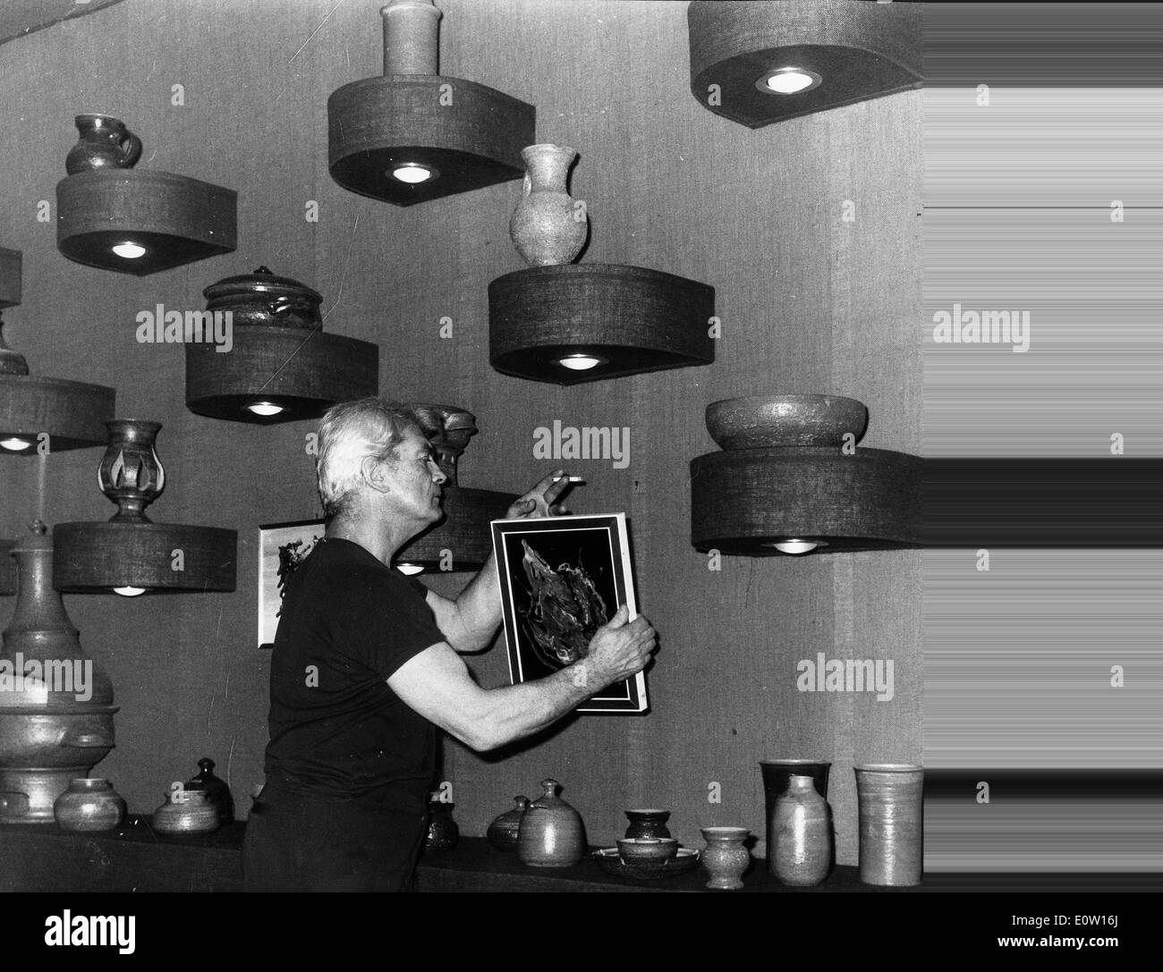 Schauspieler Jean Marais hängende Kunstwerk in seinem Haus Stockfoto