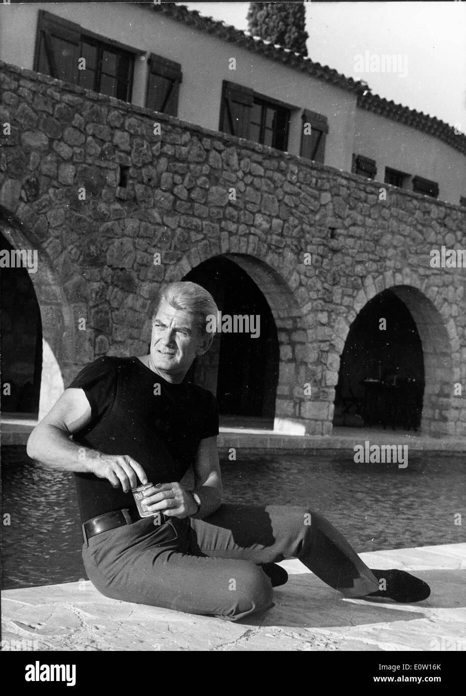 Schauspieler Jean Marais sitzen auf einer Brücke in London Stockfoto