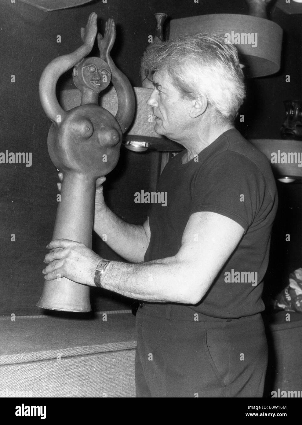 Schauspieler Jean Marais platzieren von Grafiken in seinem Haus Stockfoto