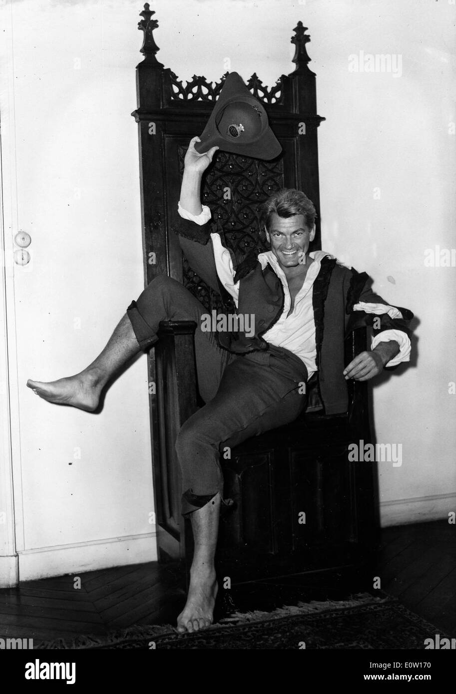 Schauspieler Jean Marais in Tracht auf einem Thron Stockfoto