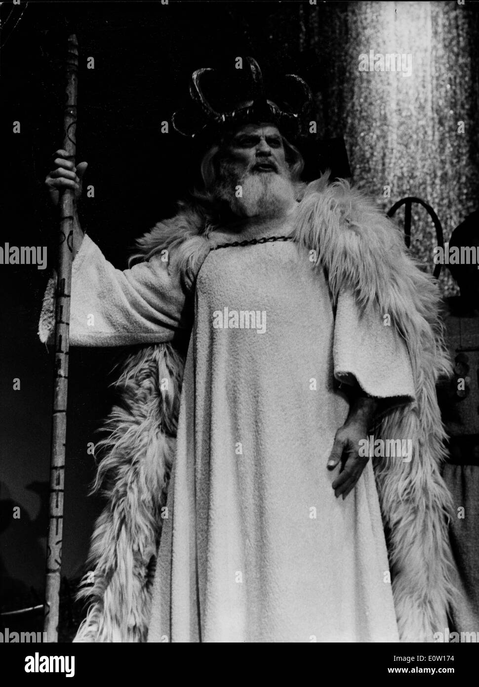 Schauspieler Jean Marais im Kostüm als Alter Mann Stockfoto