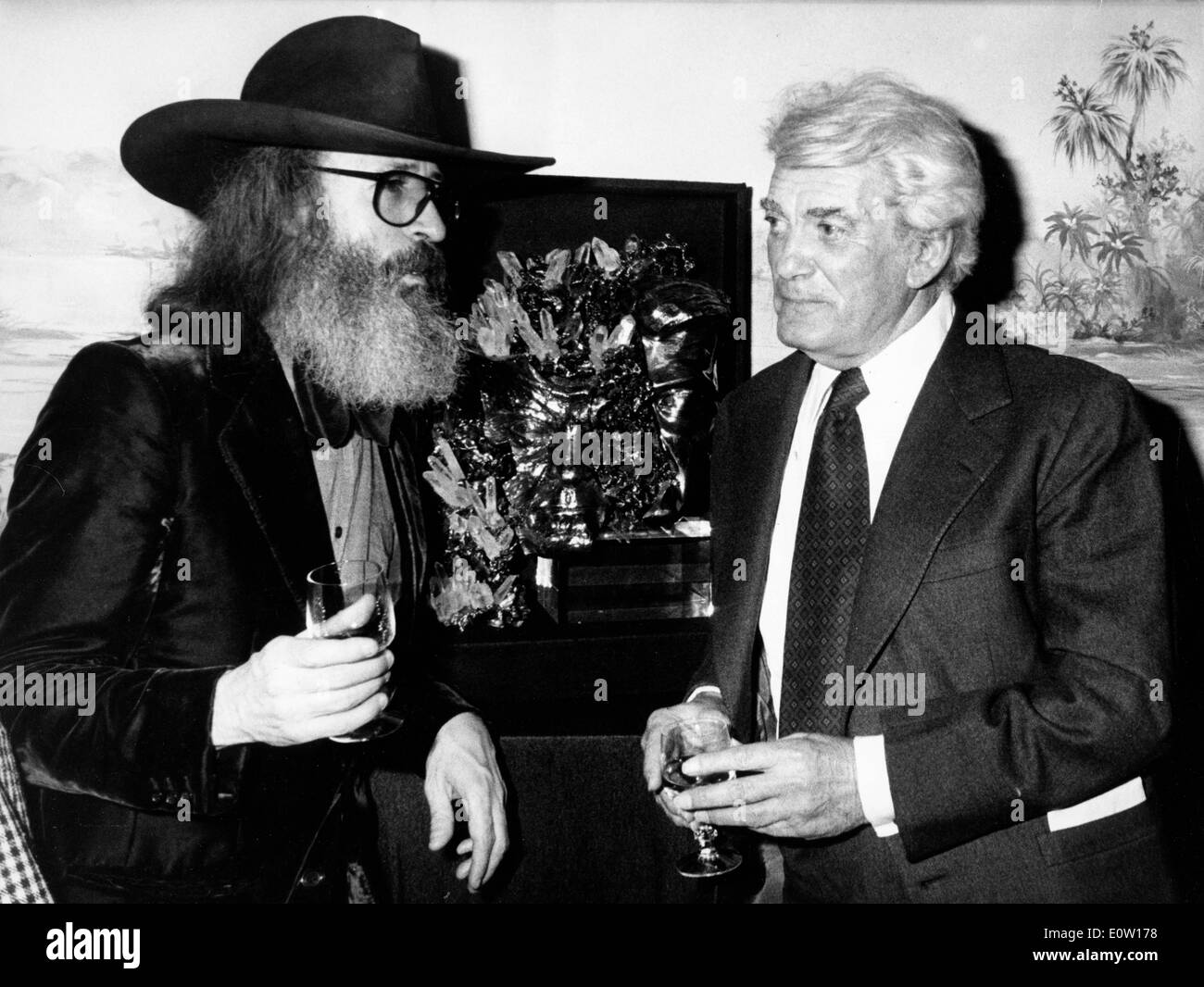 Schauspieler Jean Marais im Gespräch mit einem bärtigen Mann Stockfoto