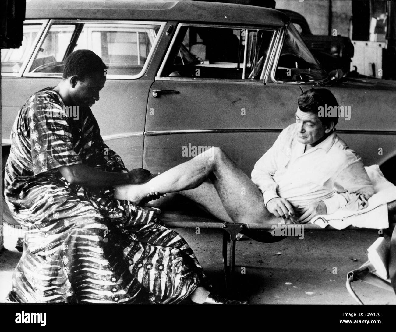 Schauspieler Jean Marais immer eine Fußmassage Stockfoto