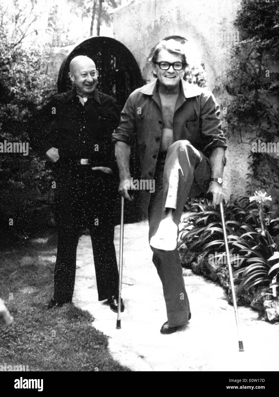 Schauspieler Jean Marais zeigt seine Besetzung während auf Krücken