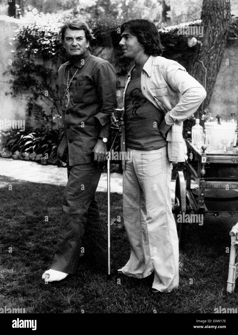 Schauspieler Jean Marais stehend mit einem Freund während auf Krücken Stockfoto