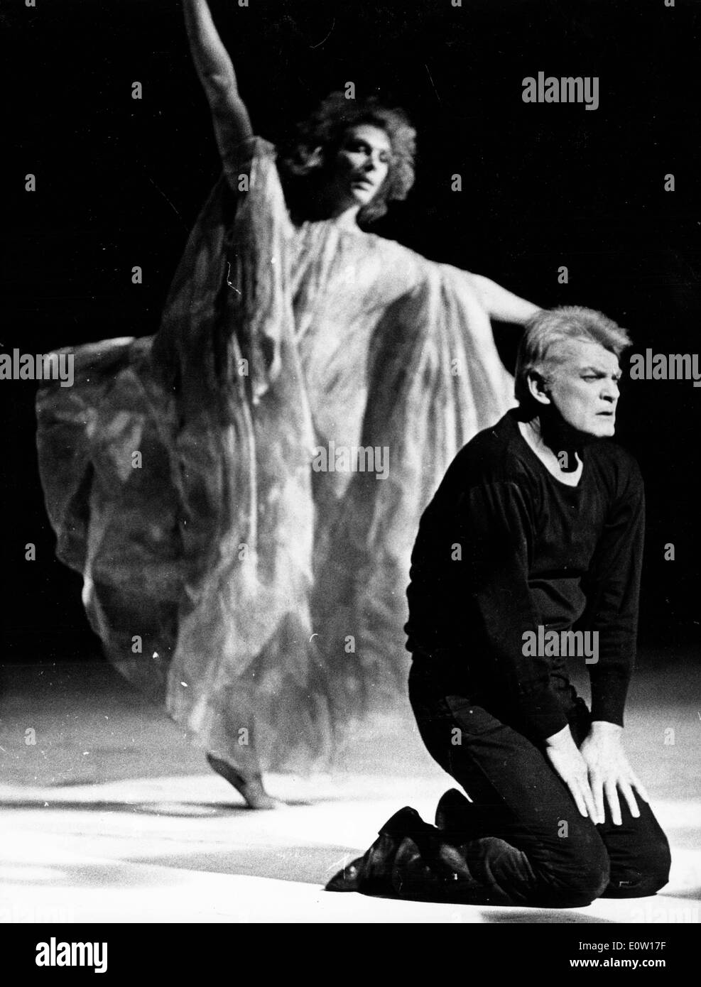 Schauspieler Jean Marais mit einer Tänzerin während eines Auftritts auf der Bühne Stockfoto