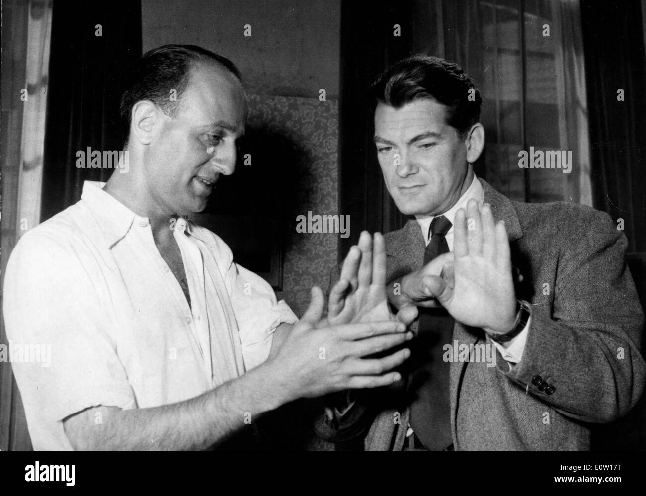 Schauspieler Jean Marais mit jemandem sprechen Stockfoto