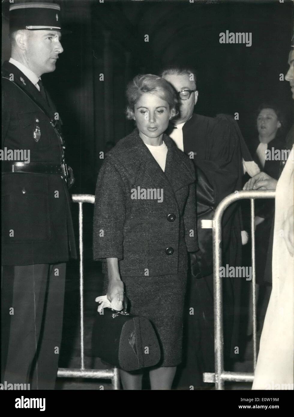 11. November 1960 - zweiter Tag des '' Barrikaden Prozesses '': Heute war der zweite Tag des '' Barrikaden-Prozesses '', die gestern bei dem Justizpalast von Paris eröffnet. Foto zeigt Frau Elisabeth Lagaillarde, beschuldigte die Frau des Mains Pierre Lagaillarde gefolgt von Gallot, Mannes Rechtsanwältin kommen heute bei den Gerichten. Stockfoto