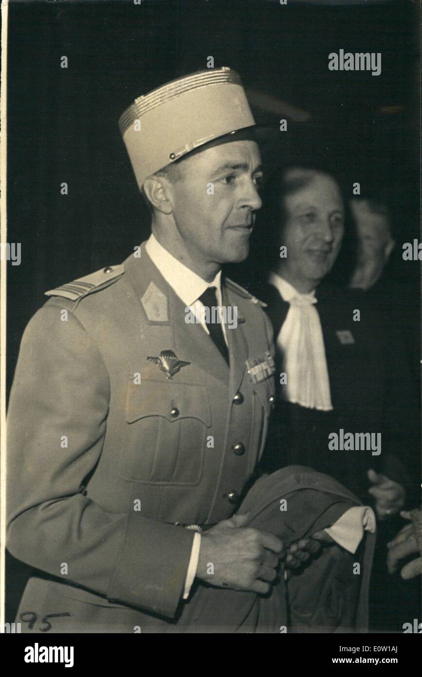11. November 1960 - To - 0 Eröffnungstag des '' Barrikaden Prozesses '': '' Barrikaden-Prozess '' eröffnet heute Nachmittag in Paris Law Courts. Foto zeigt Oberst Jean Gardes, einer der Angeklagten, Ankunft am Gericht. Stockfoto