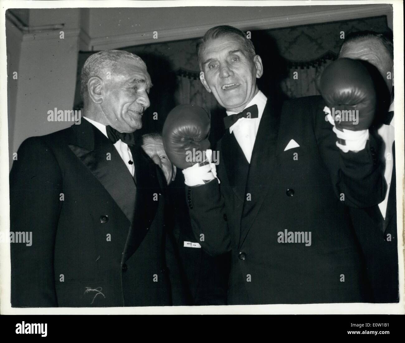 November 11, 1960 - London, Vereinigtes Königreich - (L - R) Boxer TED BROADRIBB und Georges Carpentier, tragen ein Paar Boxhandschuhe, am National Sporting Club Abendessen. Broadribb war der einzige britische Boxer zu schlagen Französische idol Carpentier, im Jahre 1910. Carpentier, das einmalige Licht - heavyweight Champion der Welt, war Ehrengast bei der Sporting Club Abendessen im Café Royal statt. Stockfoto
