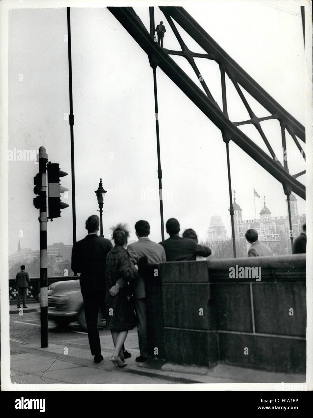 11. November 1960 - Sensation an der Tower Bridge. Mann sagt er vom oberen Tauchen will: es war eine Sensation heute Nachmittag an der Tower Bridge - Wenn ein Mann aus dem Erdgeschoss an den oberen Halterungen der Tower Bridge kletterte - sagen, dass es seine Absicht, von der Spitze in Fluss Tauchen. Polizei war schnell vor Ort - und mit Hilfe des lautes Hailer - überredete ihn zu fallen - wie in den Fluss Tauchen wahrscheinlich den sicheren Tod bedeuten würde. Eine Feuerwehrauto Flucht wurde verwendet, um ihn auf den Boden und in die Arme des Gesetzes zu bekommen. Er ist Herr Johnny Sanger Stockfoto