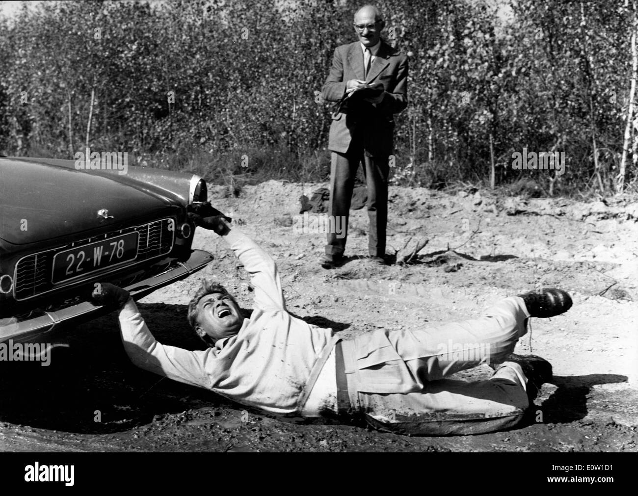 Schauspieler Jean Marais arbeitet an einem Auto Stockfoto