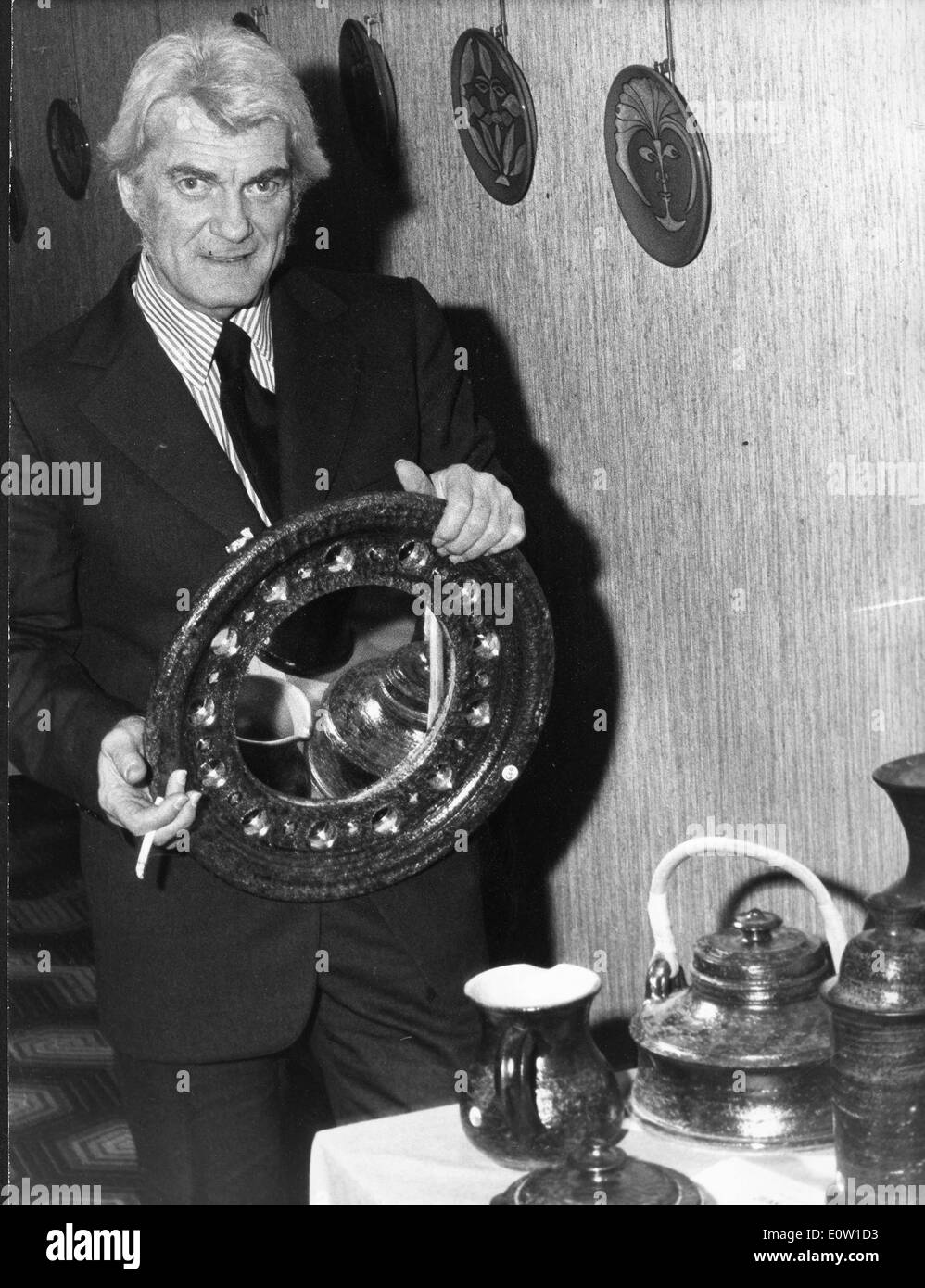 Schauspieler Jean Marais in seiner Küche Stockfoto