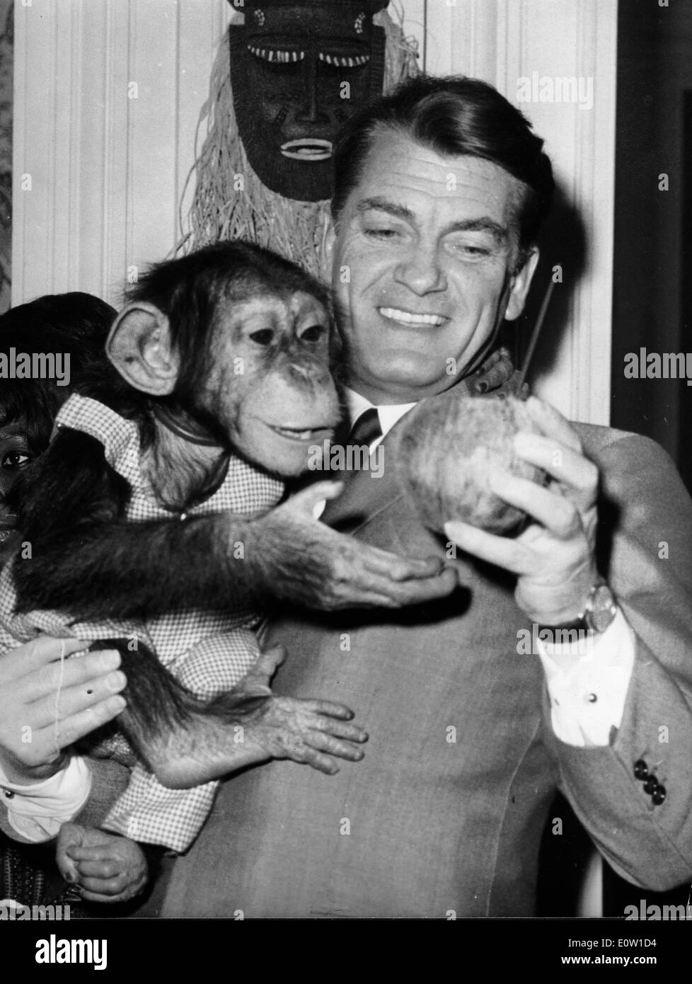 Schauspieler Jean Marais mit einem Schimpansen Stockfoto
