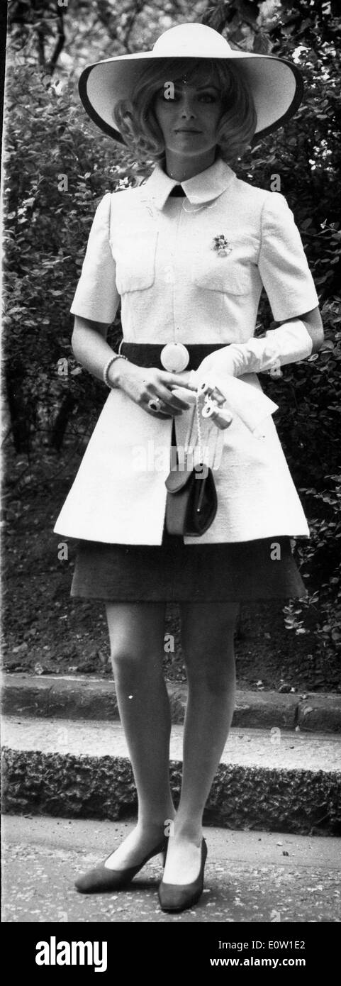 Schauspielerin Virna Lisi in einem Mantel und Hut zu gehen Stockfoto