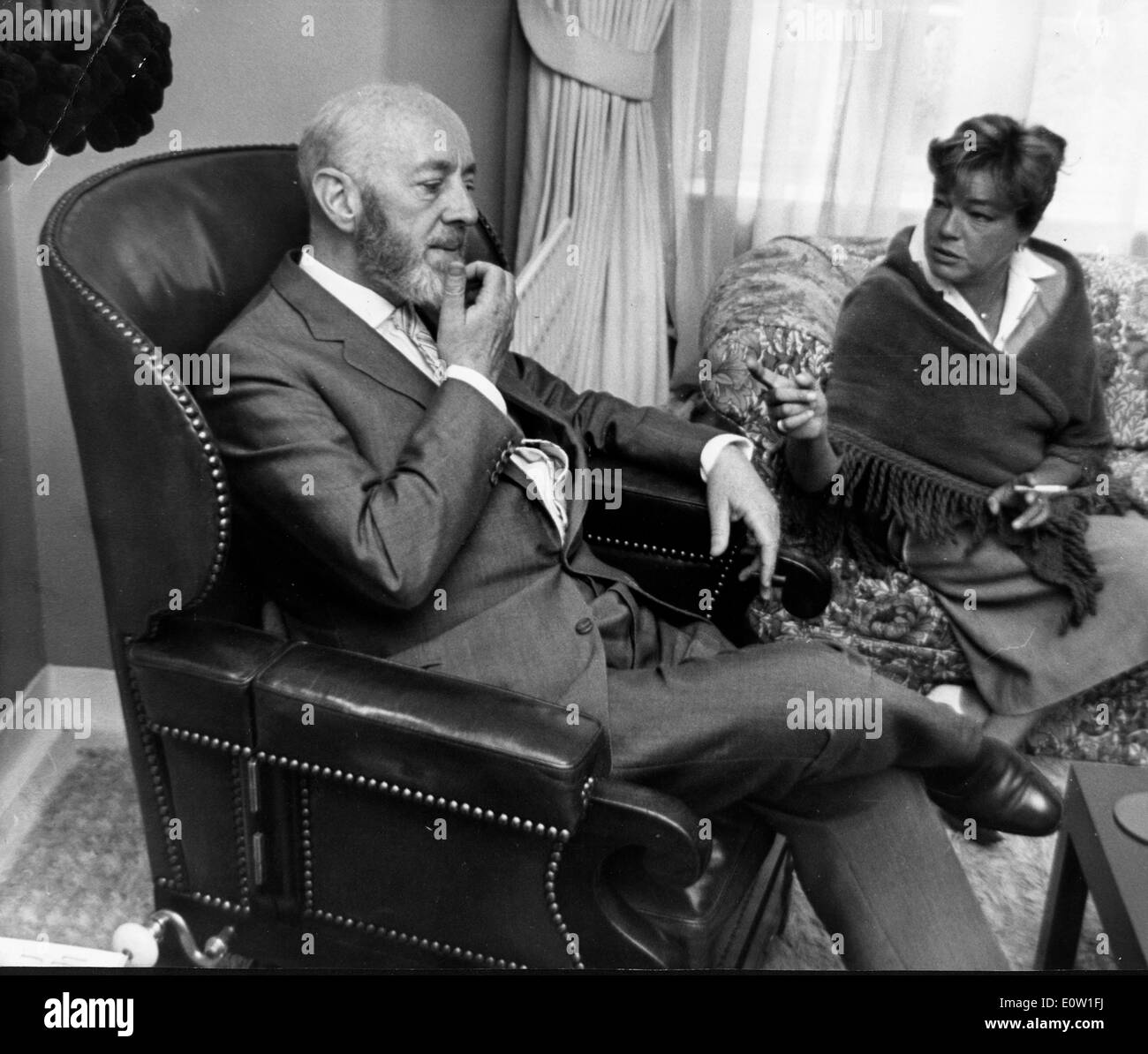 Schauspieler Alec Guinness spricht mit Frau im film Stockfoto