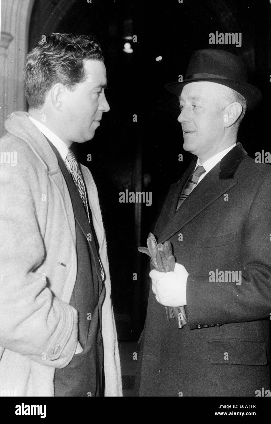 Schauspieler Alec Guinness plaudert mit Freund Stockfoto