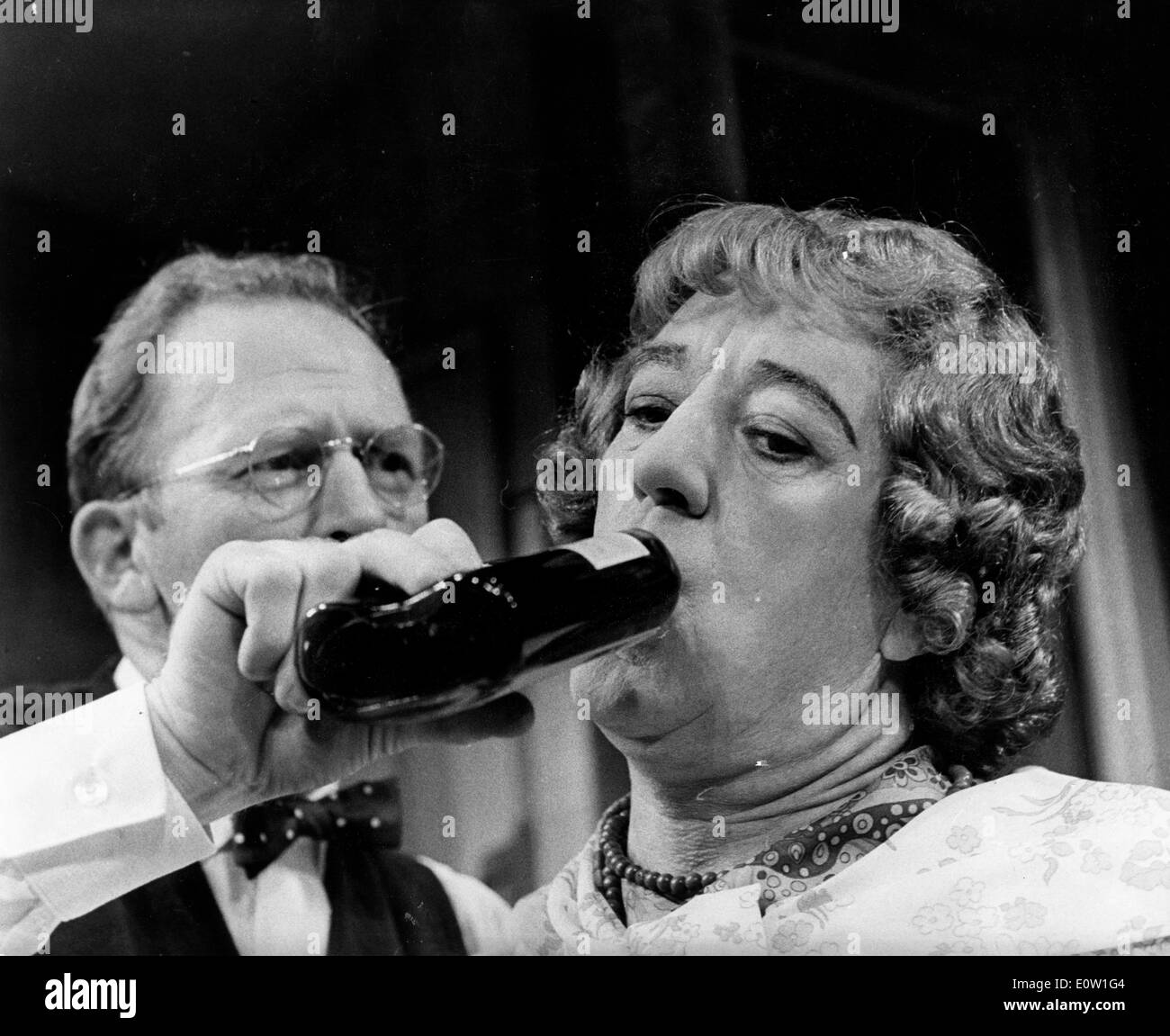 Alec Guinness gekleidet wie eine Frau trinkt Alkohol in einem film Stockfoto