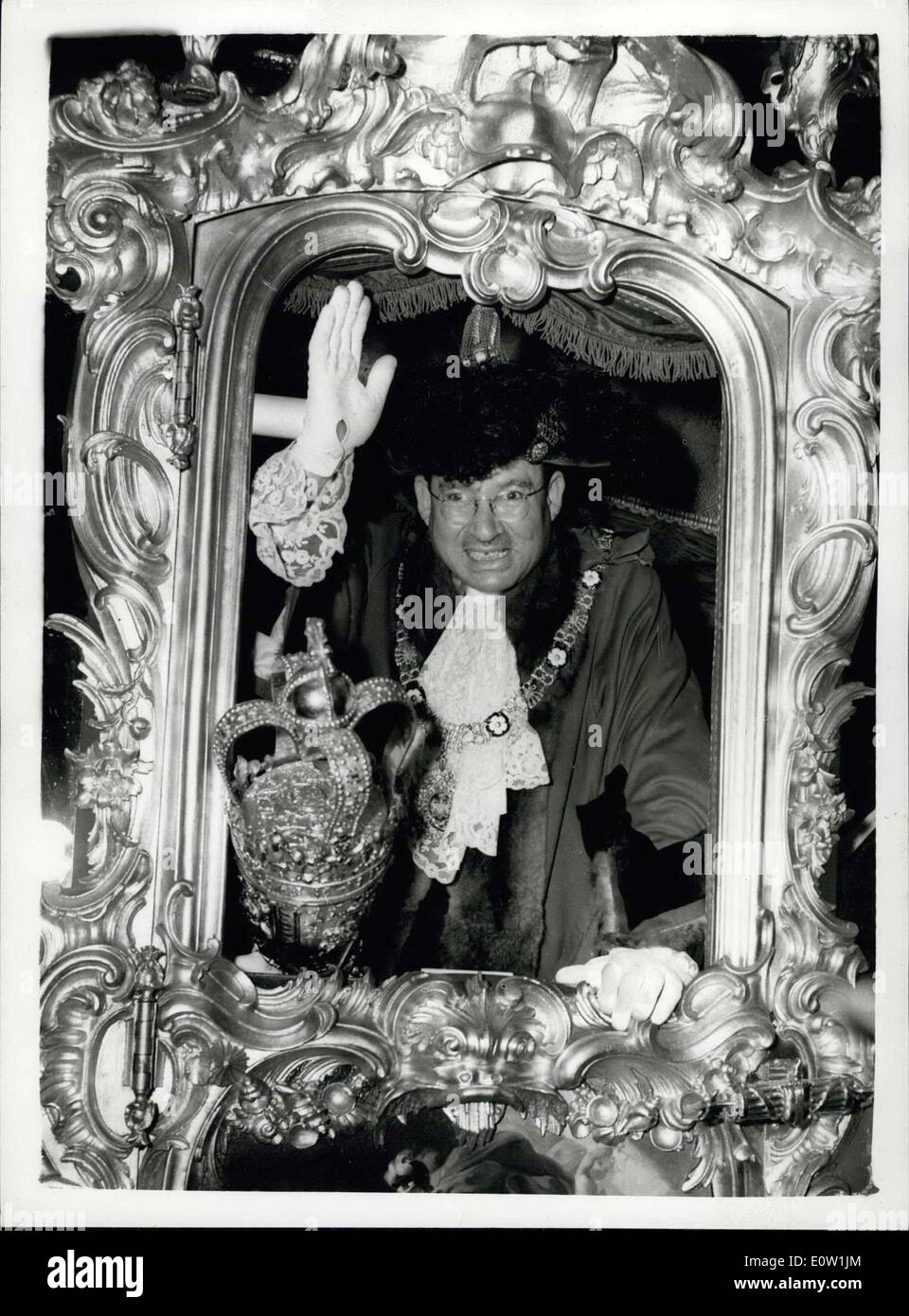 12. November 1960 - Lord Mayor Show: '' treffen die Marine von heute '' - war das Thema des diesjährigen Jahresausstellung Oberbürgermeister. Foto zeigt die neuen Oberbürgermeister Wellen von seinem Trainer, wenn verließ er im Mansion House, nach der Einnahme des Salute als die Prozession übergeben. Er ist Sir Bernard Waley-Cohen. Stockfoto