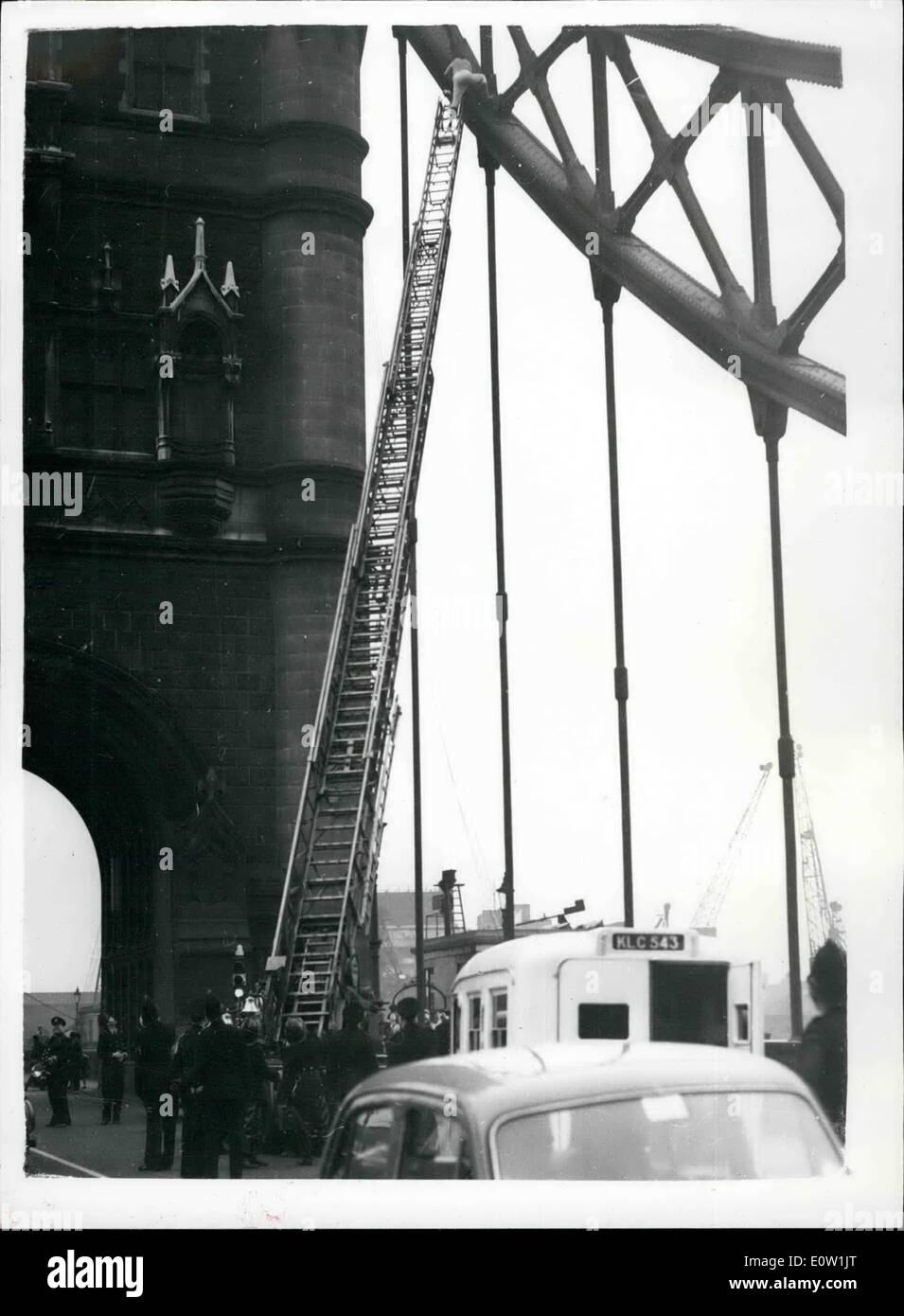 13. November 1960 - 13.11.60 Sensation an der Tower Bridge. Man sagt, dass er von oben zu tauchen. Es war eine Sensation an der Tower Bridge heute Nachmittag, wenn ein Mann vom Boden an die Spitze der Hochbrücke stützen sagen kletterte, dass es Absicht war, in den Fluss Tauchen. Polizei wurden bald auf der Bühne und kletterte bis zu ihm, und schließlich überredete ihn nicht zu springen, weil das Wasser viel zu flach war. Ein Feuerwehrauto hieß und der Mann war dazu beigetragen, den Boden und von der Polizei in Gewahrsam genommen. Man erfuhr, dass er 40 Jahre alten Johnny Sanger ist Stockfoto