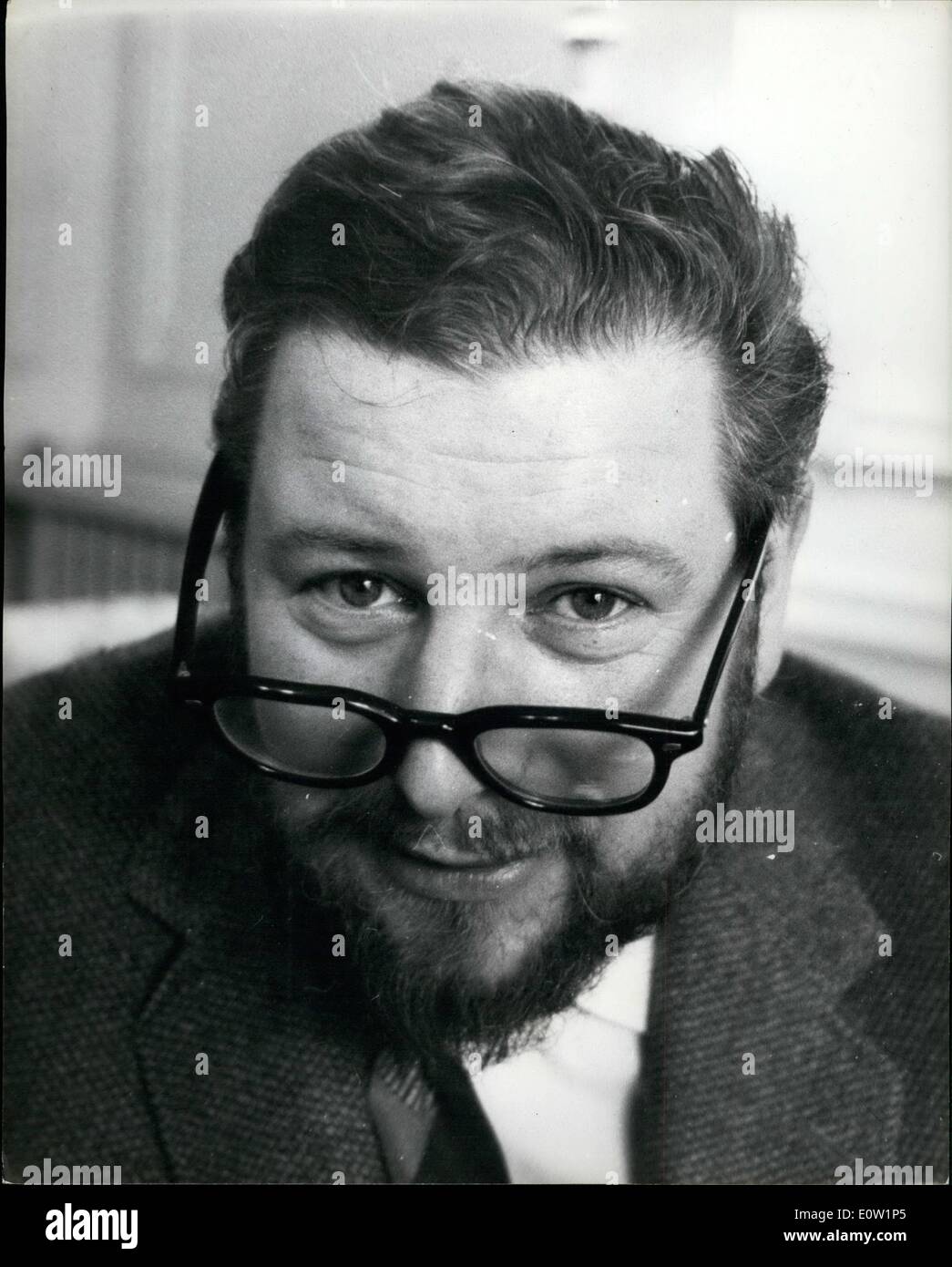 1. Januar 1961 - PETER USTINOV kommt für die PREMIERE von seinen FILM '' die SUNDOWNERS"- PETER USTINOV, Reisepass Briten, Parenage gemischt, Deutsch und Russisch, wohnt jetzt in Switerland, wegen der britischen Steuergesetze, (zu einer Zeit verdankte er 40.000 Einkommensteuer), kam gestern in London für die Premiere seines neuen Films"THE SUNDOWNERS''. Foto zeigt PETER USTINOY, der nun seine Schulden mit den britischen Einkommensteuer Behörden, abgebildet in seinem Hotel in London gestern gelöscht hat. Stockfoto