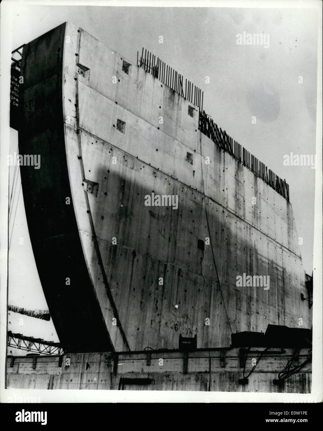 1. Januar 1961 - die Bauarbeiten für das Delta-Projekt-Niederlande - zu verhindern, dass wiederholen der 1953 Fluten: In der Provinz Zeeland im Süden der Niederlande, wo im Jahr 1953 im ganze Land wurde durch das Platzen der Deiche überflutet - Arbeit ist nun im Gange auf den Bau von gigantischen Delta-Projekt. In der '' Haringvliet'' (Mündung des Rheins) wurde eine Gebäude Insel gebaut. Eine enorme Turmdrehkran - die größte in Europa messen 75 m lange und 40 m hoch wird eingesetzt um die großen Dreiecke bilden die Spannweiten zu erhöhen Stockfoto