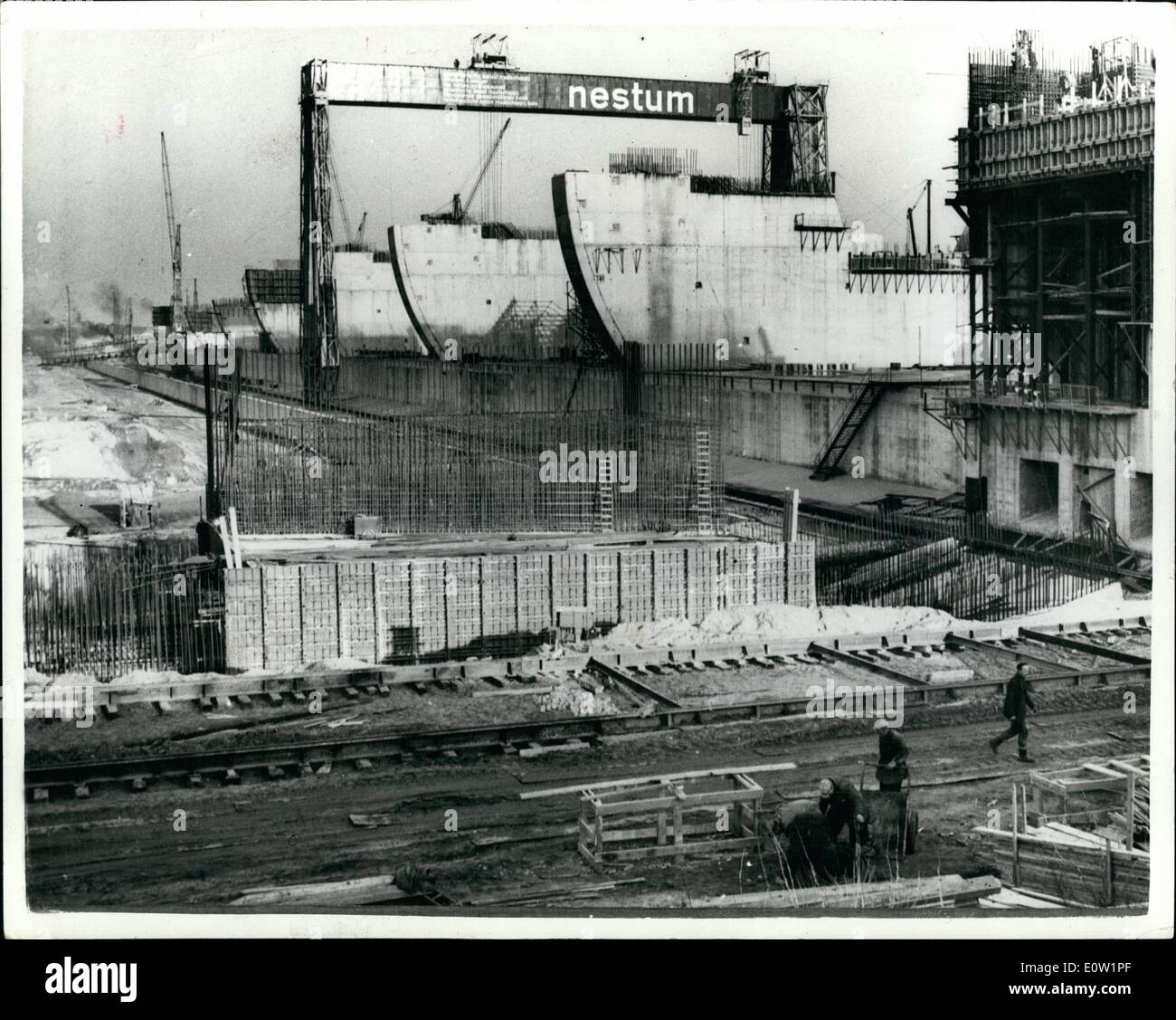 1. Januar 1961 - Bauarbeiten auf der Delta-Projekt - Niederlande zu verhindern, dass wiederholen von 1953 Fluten: In der Provinz Zeeland im Süden der Niederlande, wo im Jahre 1953 wurde das ganze Land Fortschritte beim Bau des gigantischen Delta-Projekt. In der '' Haringvliet'' (der Bereich des Rheins) wurde eine Gebäude Insel gebaut. Ein riesigen Turm Kran die größte in Europa, die Messung von 75 m lange und 40 Meter hohe Id wird eingesetzt, um die großen Dreiecke bilden die Spannweite zu erhöhen. Es werden 17 Spannweiten mit 400 Dreiecke auf der Basis von welche Autos fahren wird Stockfoto