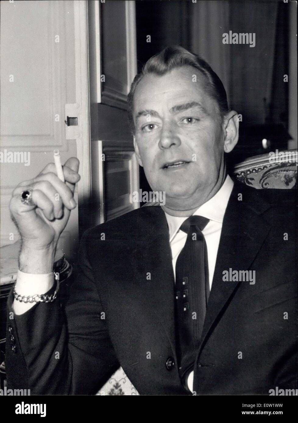 1. Dezember 1960 - Alan Ladd In Paris. Das Foto zeigt Alan Ladd abgebildet während seiner Pressekonferenz gestern Abend. Der berühmte amerikanische Schauspieler gestoppt In Paris auf dem Weg nach Rom, wo er zum Stern In einem neuen Film ist '' Cocles Stockfoto