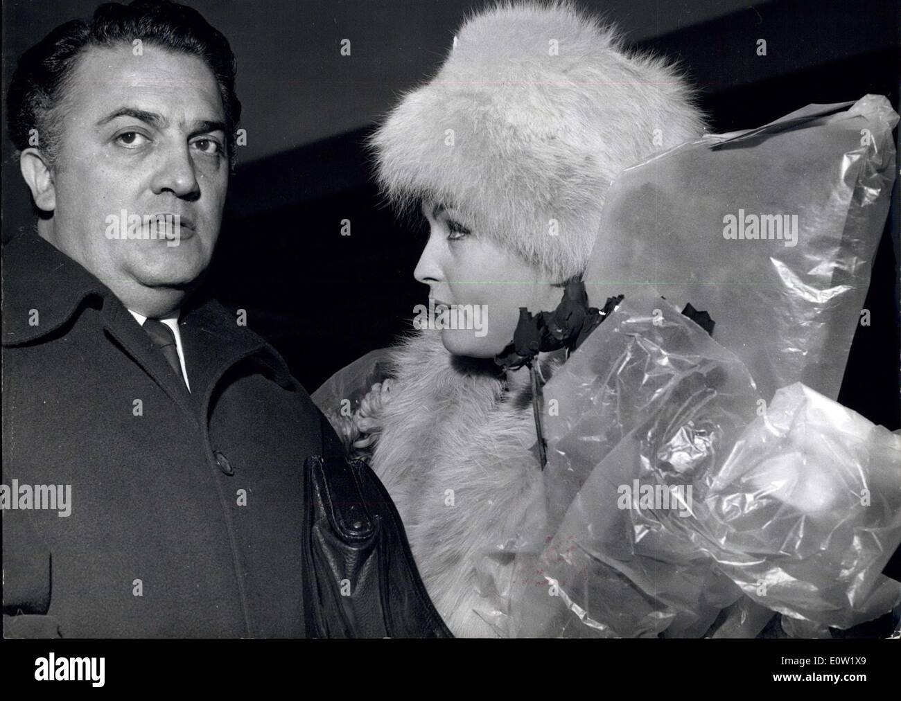 6. Dezember 1960 - italienische Film Director kommt In London: Frederico Fellini - der Regisseur von "La Dolce Vita" der Film, erschüttert und schockiert Rom - kam in London gestern - mit unter anderem - Yvonne Furneaux ein Star des Films... Der Film soll 300.000 - gekostet haben und hat 11/2 Millionen allein in Italien. Foto zeigt: Frederico Fellini und Yvonne Furneaux - am Londoner Flughafen gestern Stockfoto