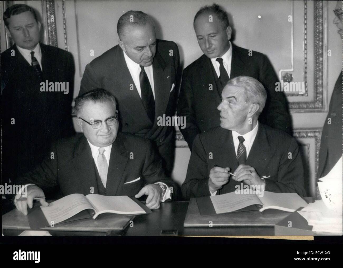 6. Dezember 1960 - Vertrag der israelische Navigation Company '' Zim'' und die Atlantic Werften einen gestern in einem großen Palast auf dem Place De La Concorde, einen Ozeandampfer zu konstruieren, der '' König Salomon'' genannt werden. Es wird die wichtigste Einheit in der israelischen Flotte sein. Yechieli ist der CEO der '' ZIM''. Pinczone ist der CEO von Atlantic Werften. Granval ist der Sekretär des Naval Handels. Etam ist der israelische Botschafter in Frankreich. Stockfoto