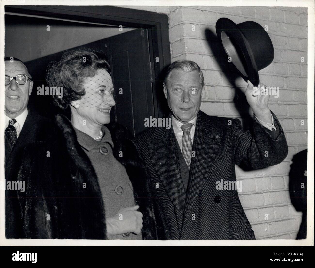 7. Dezember 1960 - Herzog der Herzogin von Windsor in London. ankommen: der Herzog und die Herzogin von Windsor kam an der Victoria Station an diesem Morgen. Sie sind für ihre Weihnachts-shopping in London. Foto zeigt den Duke-Wellen seinen Hut - steht er heute Morgen mit der Herzogin an Victoria Station. Stockfoto