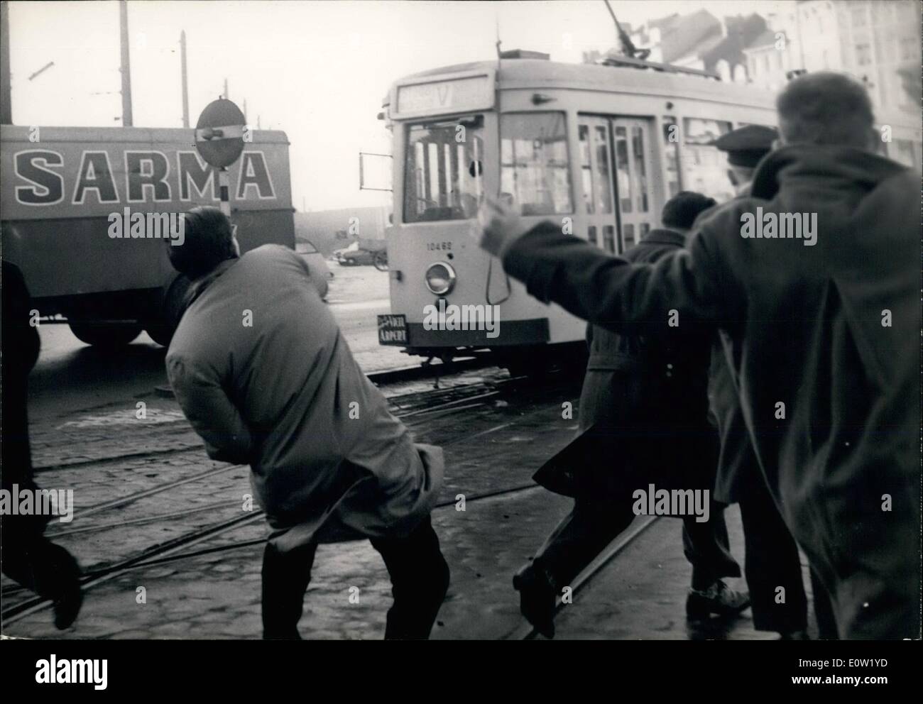 12. Dezember 1960 - Generalstreik In Belgien: Foto zeigt Randalierer werfen Steinen in den Gläsern eine Straßenbahn in einer Straße von Brüssel. Stockfoto