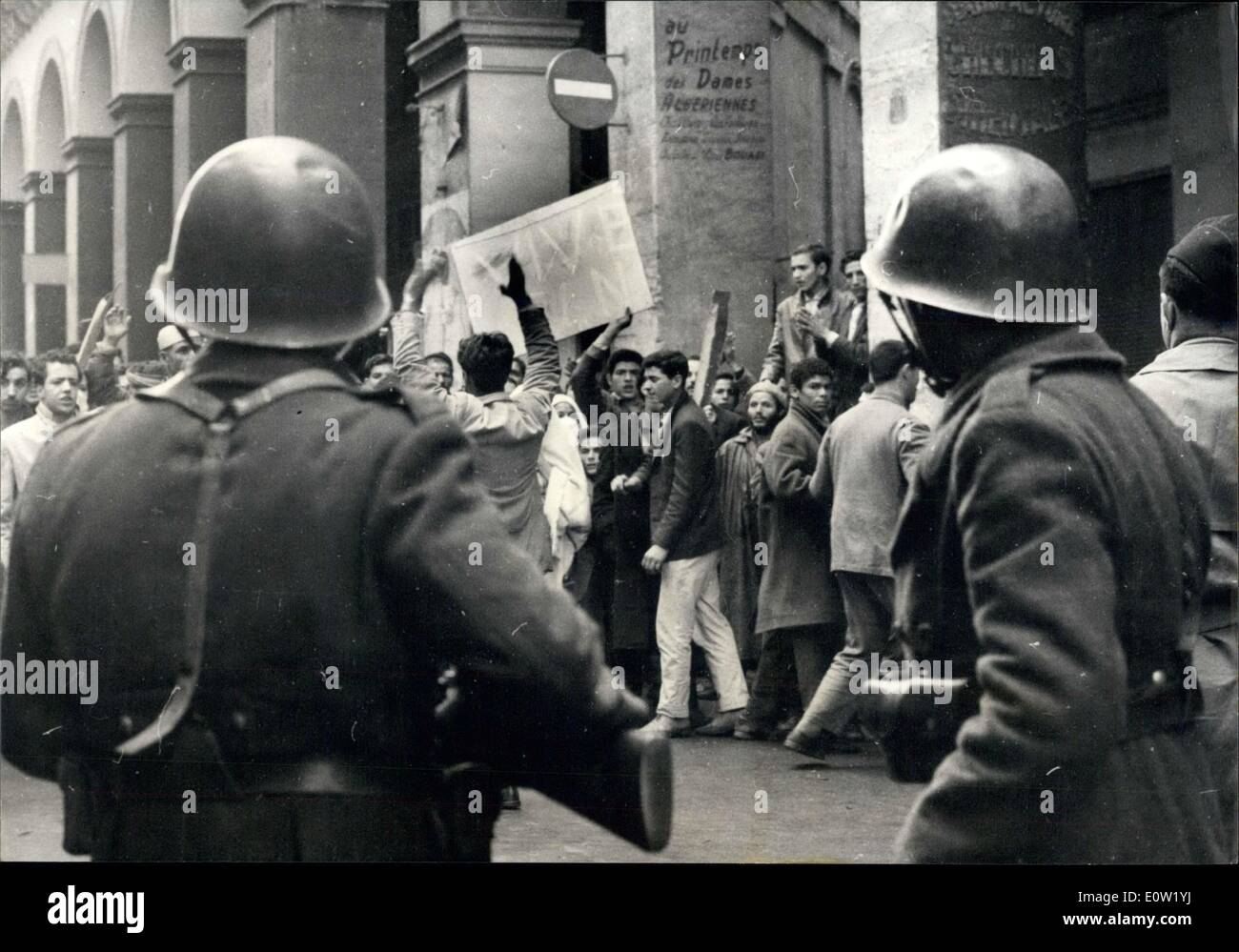 12. Dezember 1960 - Algier: Weiter Unruhen: Foto zeigt Native Demonstranten mit Banner mit der Aufschrift '' lang lebe der nationalen der Befreiung " Stockfoto